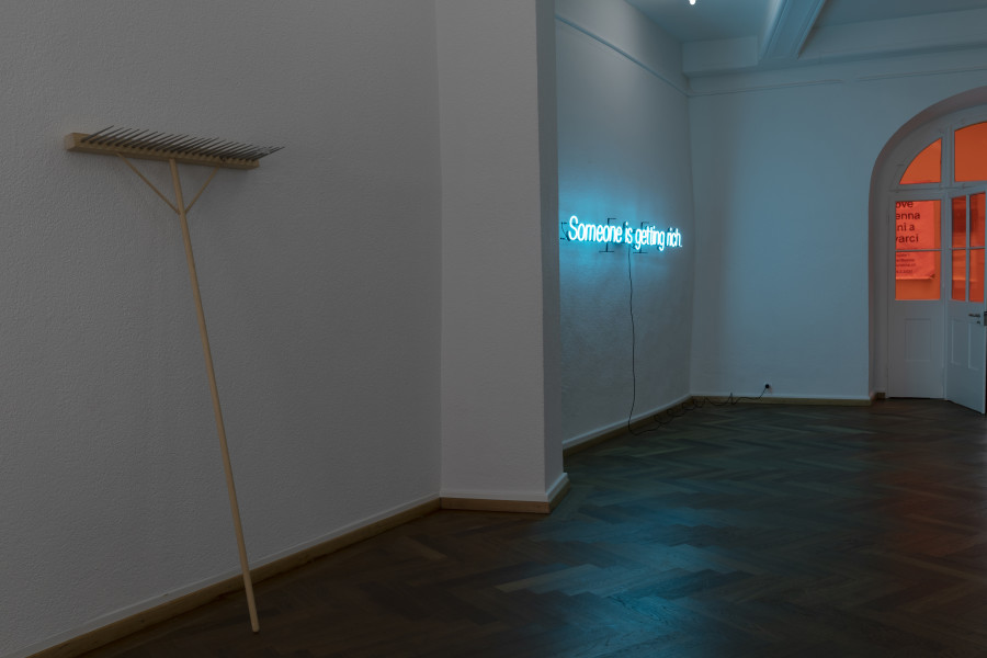 RADICAL SOURCES, Claire Fontaine, Dorota Gawęda & Eglė Kulbokaitė, Laurent Güdel, Jeanne Jacob, Hunter Longe, Lou Masduraud, Sadie Plant, Augustin Rebetez, Jan van Oordt, et un texte de Antoine Rubin, KRONE COURONNE, 2022, photocredit: Michal Florence Schorro