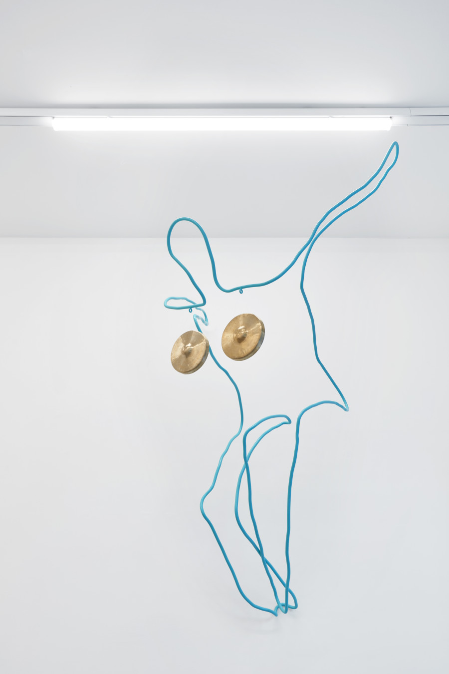 Sarah Ancelle Schönfeld, Installation view, Tout Doux: Gong Bath. Solo show curated by Elise Lammer, jevouspropose, Zurich, 2023. Courtesy of the artist. Photo: Studio Seghrouchni