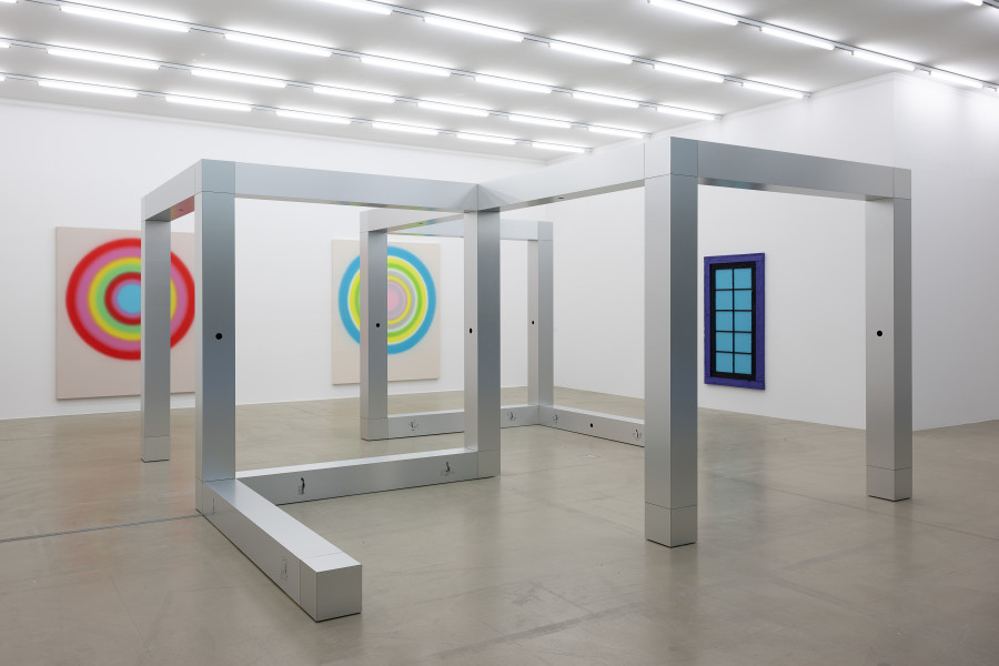 Installationsansicht Davor · Darin · Danach. Die Sammlung im Wandel, 15.5.–7.8.2022, Aargauer Kunsthaus, Aarau. Ugo Rondinone (*1964). The Dancer and the Dance, 2002, Aluminium, Holz, Filzstift, mit Ton, Masse variabel. Aargauer Kunsthaus, Aarau / Schenkung Sammlung Ringier, Schweiz. Foto: ullmann.photography