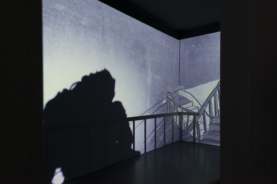 Zilla Leutenegger, ZillaGorilla, 2021. Installation, 1 Objekt (Acryl auf Holz), Einkanal-Video, Farbe, Ton.
Courtesy the artist and Galerie Peter Kilchmann, Zürich