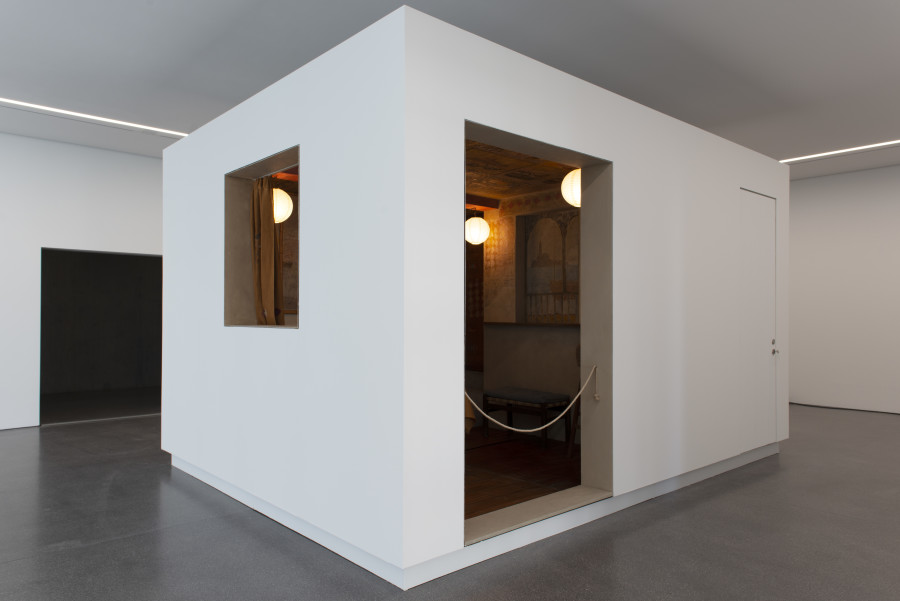 La Stanza (Das Zimmer): Zoran Music. The Zurich Room, Ölmalerei auf Leinen und Gips für ein Privathaus in Zollikon 1950. @2022, ProLitteris, Zürich. La Strada (Die Strasse): Norbert Möslang, Klanginstallation (Aussenraumgeräusche (live), Pitch Shifting), 2022