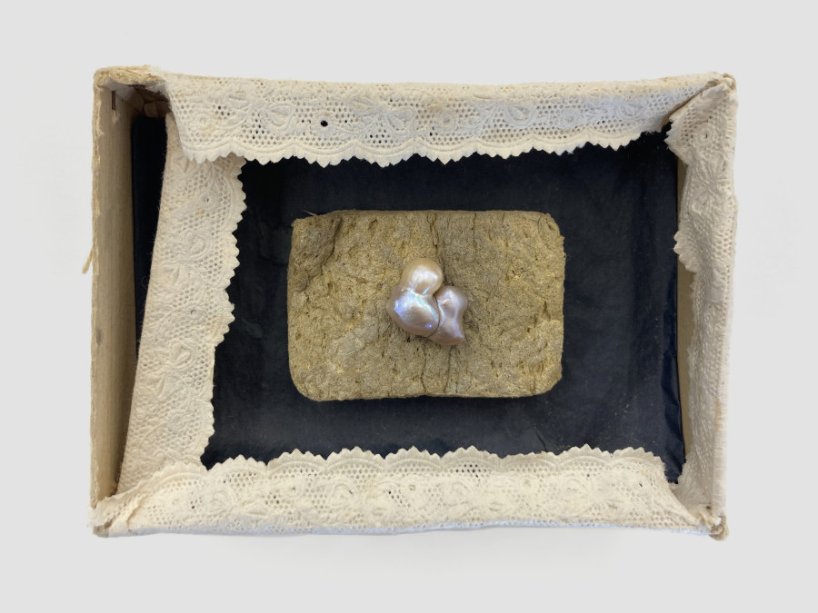 Bernhard Schobinger, Schwamm mit Perle / Sponge with Pearl, 2013, Brooch made of sponge, cobalt, Akoya pearl, 3.7 x 5.4 x 1.5 cm
