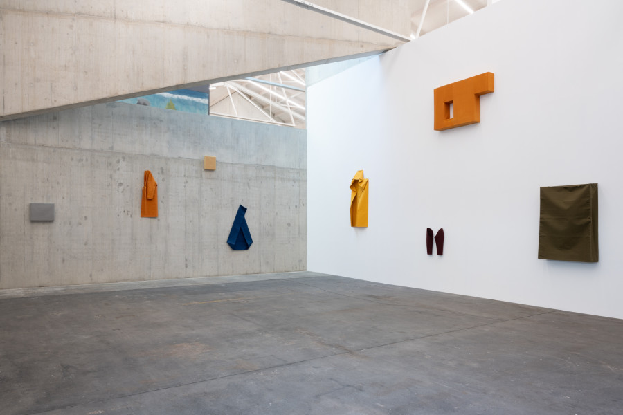 Franz Erhard Walther, Nürnberger Raum, 2017. Sammlung Kerstin Hiller und Helmut Schmelzer. Leihgabe im Neuen Museum Nürnberg © 2025, ProLitteris, Zurich. Ausstellungsansicht / Installation view Kunsthaus Baselland 2025. Foto / Photo: Finn Curry