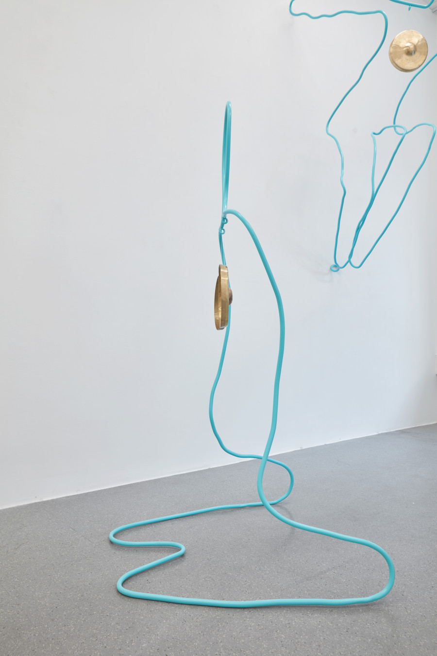 Sarah Ancelle Schönfeld, Installation view, Tout Doux: Gong Bath. Solo show curated by Elise Lammer, jevouspropose, Zurich, 2023. Courtesy of the artist. Photo: Studio Seghrouchni