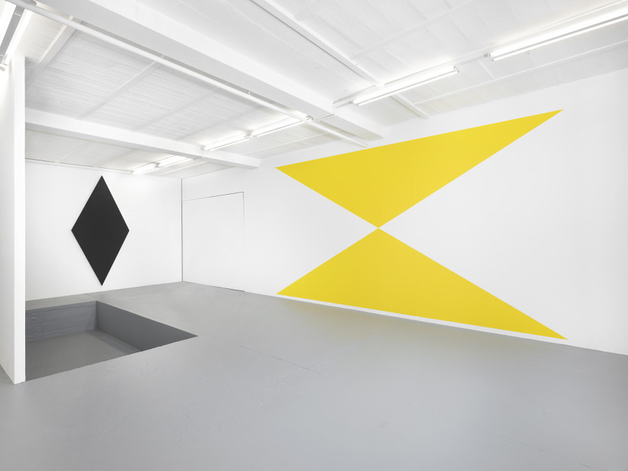 Exhibition view, Olivier Mosset, galerie lange + pult, 2022. Photo credit: Julien Gremaud