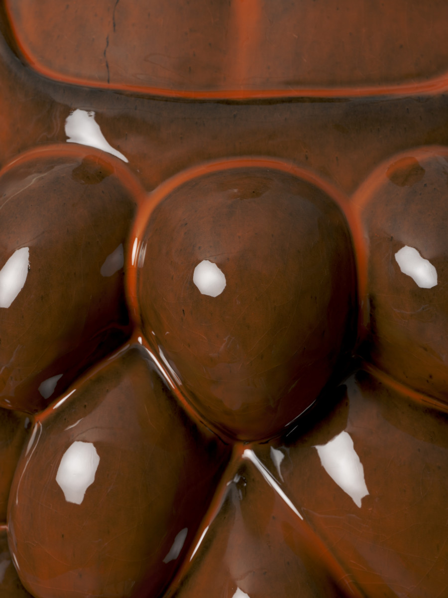 Mai-Thu Perret, Diana II (detail), 2024, Glazed ceramic, green bronze, 158 x 44 x 44 cm. Photo: Mareike Tocha