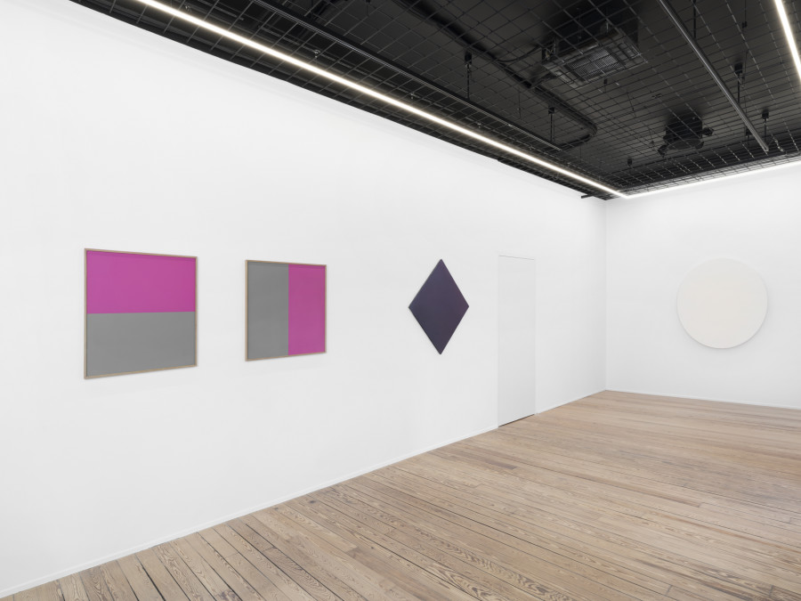 Olivier Mosset, installation views, 2023, galerie lange + pult Geneva. Photo credit: Julien Gremaud