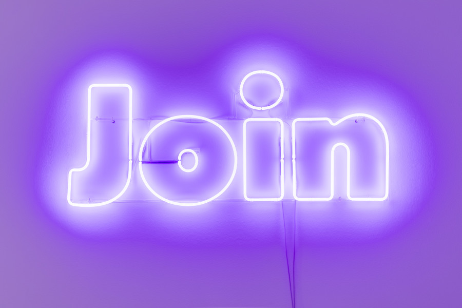 Mitchell Anderson, Join (the Great Peace March (Keith haring, 1986)), 2023, Neon, glass, 55 x 130 cm. Photo: Kilian Bannwart