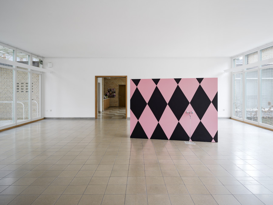 Sophie Gogl die kleine Feuerlöscher, 2023 Acryl und Aquarellfarbe Holz, Dispersionsfarbe, Wasserhahn, Epoxidharz/ Wood, emulsion paint, water tap, epoxy resin die knusprige Nichte Ausstellungsansicht / installation view Kunsthaus Glarus, 2023 Alle Werke / all works courtesy die Kunstlerin / the artist and / und KOW, Berlin Alle Fotos / all images: Cedric Mussano