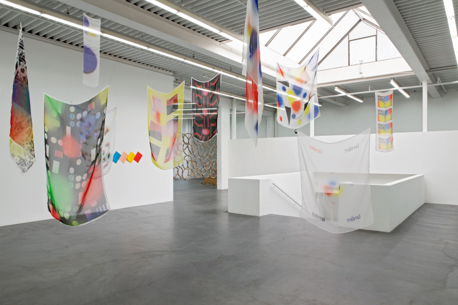 Céline Manz, fold; Simulationisms – Limited Edition, 2017 – 2019, Digitaldruck auf Organza - Seide, Nähfaden; Die Rede, 2019 / 2020, Risografie auf A4 Papier; Jacob Ott, B7, 2020; Anina Müller, Love Song, 2019, Audio, Kopfhörer mit eingebautem Audioplayer, 15 min, Loop, Ausstellungsansicht / Installation view Kunsthaus Baselland 2020. Foto / Photo: Gina Folly