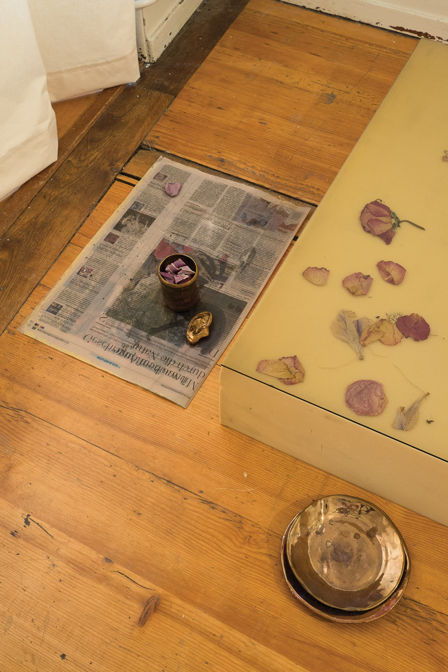 Robert Brambora, Bed, 2020, foam mattress, glass, dried flowers, blankets, 90 x 200 x 17,5 cm. Photography: Sebastian Verdon/ all images copyright and courtesy of the artists, CAN Centre d’art Neuchâtel, Sans titre (2016).