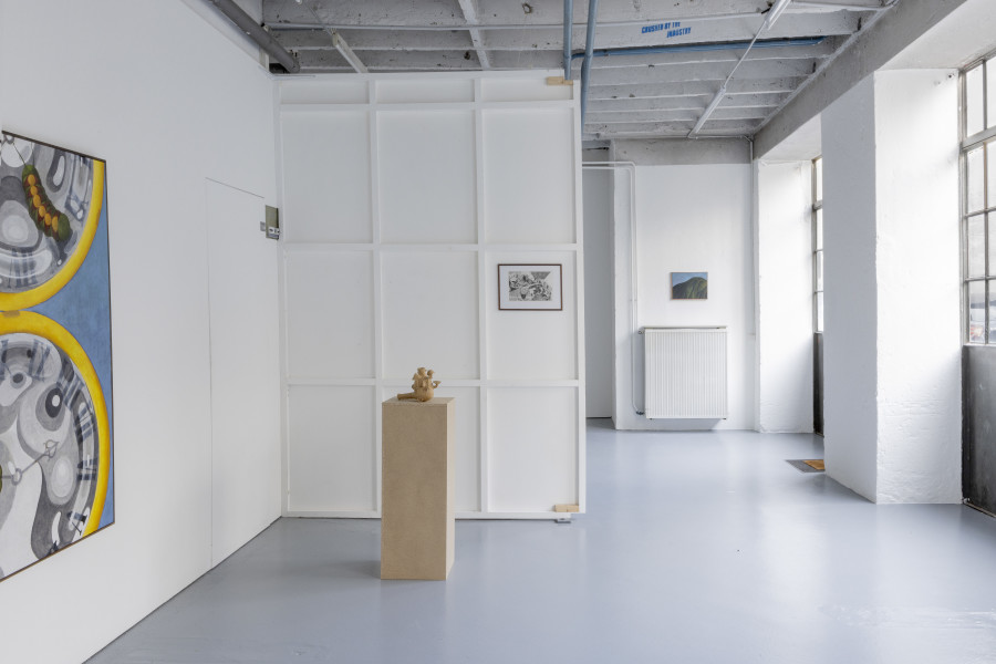 Elias Njima. Installation view: Semeuse (Ellen) / Huile sur toile / 150 x 120 cm / 2024. Flâneurs / Céramique / 2024. Sans titre (Nora) / Eau forte 19,5 x 29 cm / 2024. Renée à Sion / Huile sur toile / 30 x 40 cm / 2024. Photo credits: @coucoustudio.ch — A.Zermatten. Courtesy of the artist.