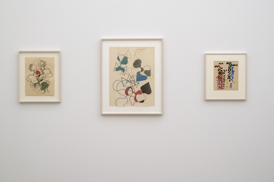 Installationsansicht Eine Frau ist eine Frau ist eine Frau... Eine Geschichte der Künstlerinnen 27.8.2022 – 15.1.2023, Aargauer Kunsthaus, Aarau. Sophie Taeuber-Arp, Passion de lignes (Lignes de printemps, lignes ondoyantes, plans remplis), 1941 © Privatbesitz / Depositum Aargauer Kunsthaus, Aarau. Géométrique et ondoyant, plan et lignes, 1941, Aargauer Kunsthaus, Aarau / Depositum aus Privatbesitz. Tâches quadrangulaires évoquant groupe de personnages, 1920, Aargauer Kunsthaus, Aarau / Depositum aus Privatbesitz. Foto: Zoe Tempest, Zürich