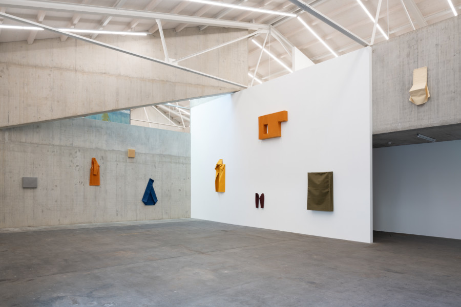 Franz Erhard Walther, Nürnberger Raum, 2017. Sammlung Kerstin Hiller und Helmut Schmelzer. Leihgabe im Neuen Museum Nürnberg © 2025, ProLitteris, Zurich. Ausstellungsansicht / Installation view Kunsthaus Baselland 2025. Foto / Photo: Finn Curry