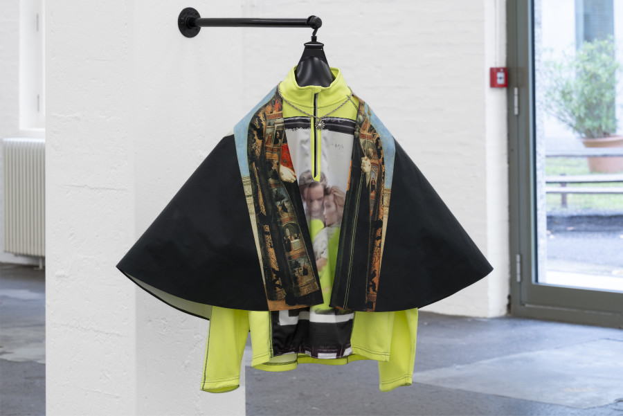 Chalisée Naamani, Cape et gilet jaune, 2020. Photo: Kunst Halle Sankt Gallen, E. Sommer. Courtesy: the artist and Ciaccia Levi, Paris/Turin.