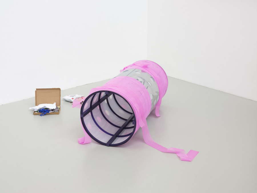 Clara Roumégoux, Bigoudis, M like Maggie Lee, 2025, Plattform25, CAN Centre d’art Neuchâtel. Photo credit: Sebastian Verdon. Courtesy: All images courtesy of the artists and CAN Centre d’art Neuchâtel